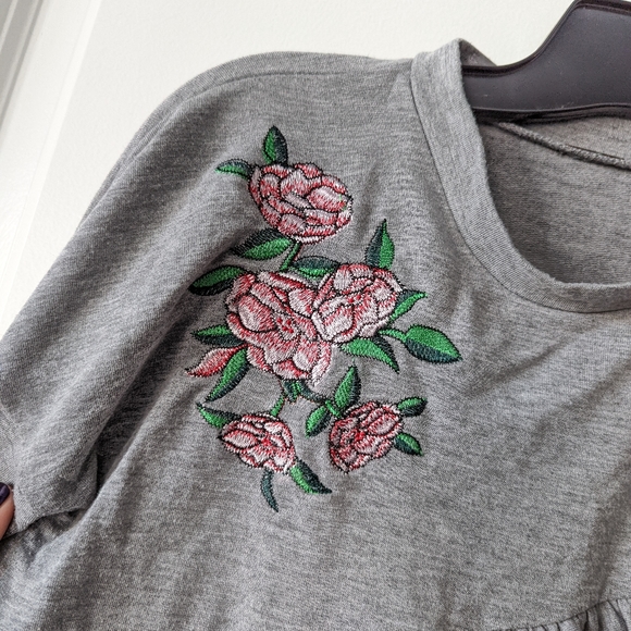 ⭐5/$15⭐ Tiered Ruffle Top - Picture 2 of 5